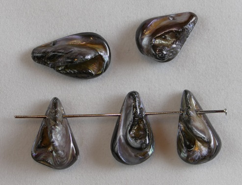 Grijze parelmoer platte teardrop ong 11x17 mm Grijze parelmoer platte teardrop ong 11x17 mm