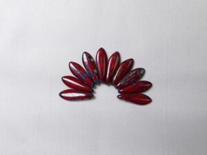 CMD-93200T Opaque Red Travertin CzechMates 2-HOLE Dagger Bead - Afbeelding 1
