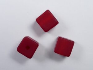 Pol-kub08-05 8 mm Polaris kubus kraal, ruby - Afbeelding 1