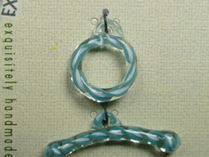 TGL-01-AQUA/WH Toggle Clasp, kapittelsluiting, 1 streng , glas: aqua/white swirl - Afbeelding 1