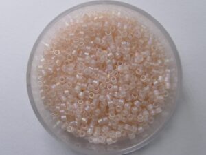 DB-11-0868 Matte Transparent Pink Mist AB Miyuki Delica's 11/0 - Afbeelding 1