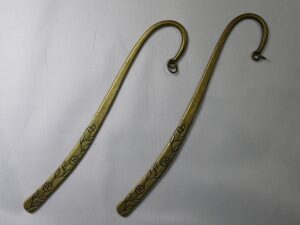 Boekenlegger met bloemen, met ringetje, antiek brass