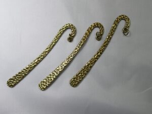 Bewerkte boekenlegger met ringetje, antiek brass
