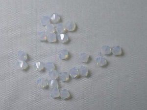 PrBic-04-WHOP White Opal Preciosa Bicones 4 mm 25 stuks - Afbeelding 1
