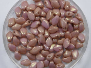 GB-03000-14495 Chalk White Red Luster Gekko beads