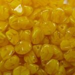 PI-x1521 pinch beads 5×3 oker transparent opal melee