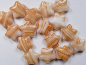 0060125 White-Orange Star Glassbeads 15 Pc. - Afbeelding 1