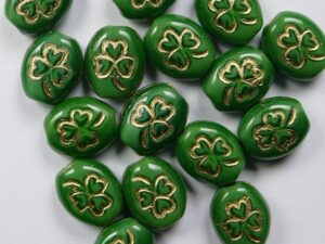 0100551 Opaque Green Gold Inlay Oval Clover 20 Pc.
