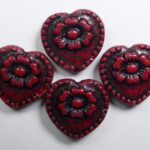 0050305 hearts with flower beads opaque red black washed color 93200-46441