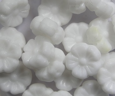 0140265 Chalk White Table Cut Flower 9×4 mm color 03000