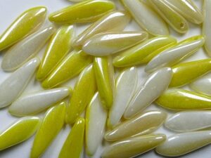 0130142 Opaque White Yellow Luster Dagger Beads 20 Pc. - Afbeelding 1