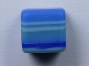 Pol-kub08z-blm 8 mm Polaris kubus kraal, Zebra Blauw Gemeleerd