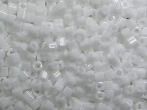 TC-01-0041 Opaque White 1,5 mm Toho Cubes - Afbeelding 1