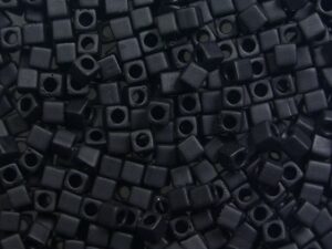 M-Cub-18-0401F Matte Black Miyuki Cubes 1.8x1.8 mm - Afbeelding 1