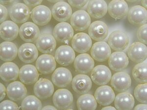 PrP-04-PCRM Pearlescent Cream Preciosa Parels 4 mm