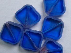 0090466 Capri Blue Table Cut Square Beads met afgeronde gematteerde randen 6 Pc. - Afbeelding 1