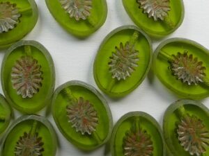 0100590 Matte Olivine Travertin Kiwi Table Cut Bead. 5 Pc. - Afbeelding 1
