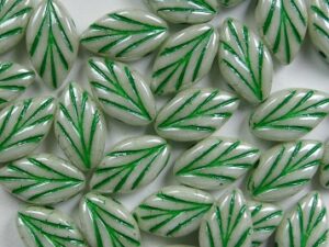 0100592 White Alabaster Mint Green Luster Green Inlay beukenblaadje 25 Pc. - Afbeelding 1