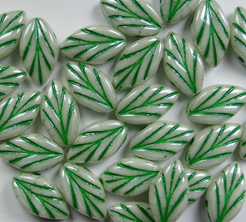 0100592 Beukenblaadje 11,5x 6,5 mm White Alabaster Mint Green Luster Green inlay color 02010-14457-54315