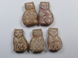 0070476 White Alabaster Red Terracotta Cat Beads kralen 4 Pc. - Afbeelding 1