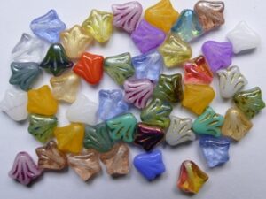 0100597 Mixed Colors Lily Flower Beads 15 Pc. - Afbeelding 1