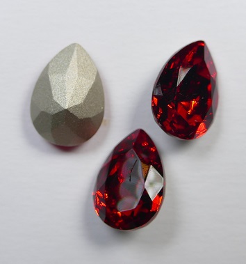 PrPe-14-SIALT Preciosa Baroque Pear fancy stone 14x10 mm Light Siam