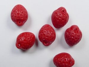 0050340 Opaque Red Aardbeien kralen 5 Pc. - Afbeelding 1