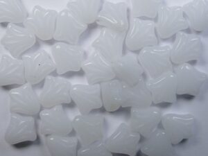 0140294 White Alabaster Lily Flower Beads 15 Pc. - Afbeelding 1