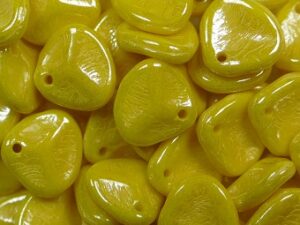 RP-8-83130-14400 Opaque Yellow Luster Rose Petals, 8x7 mm 50 Pc. - Afbeelding 1