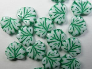 MPL-03000-46450 Chalk White Kelly Green Washed Maple Leaf 15 Pc.