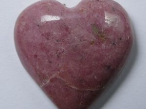RHO-2 Natuursteen Hartvormige Cabochon Rhodonite