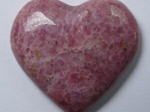 RHO-3 Natuursteen Hartvormige Cabochon Rhodonite