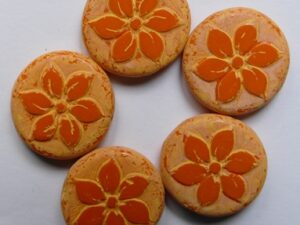 0060149 Opaque Orange Peach Patina Flower Beads 3 Pc. - Afbeelding 1