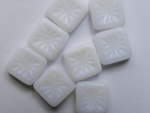 0140305 White Alabaster Squared Kiwi Bead. 8 Pc. - Afbeelding 1