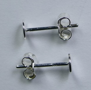 S3604 Sterling Zilver oorsteker met 4 mm rond plaatje, met achterkantje