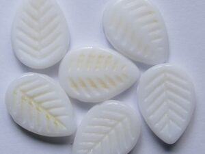 0140306 Chalk White Gold Touched Leaves, blaadjes 12x16 mm