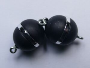 Acryl Magnetic Clasp Zwart met Chroom Tussenring 12 mm.