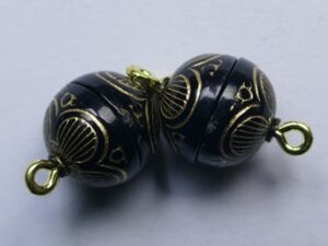 Acryl Magnetic Clasp Gegraveerd Zwart-Goud 10 mm.