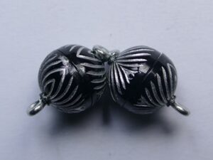 Acryl Magnetic Clasp Gegraveerd Zwart-Zilver 10 mm.