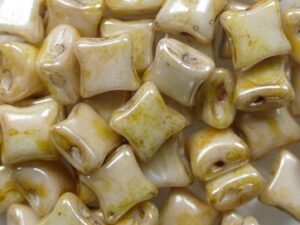 WD-03000-65401 Chalk White Honey Drizzle Wibeduo 8x8 mm 10 Pc.