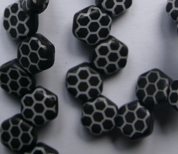 HON-02010-29572HC Black White Laser Core Honeycomb Beads 6 mm color 02010-29572HC