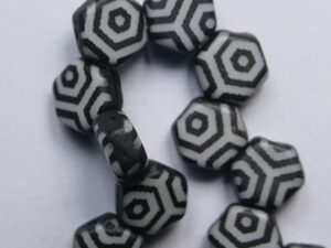HON-02010-29572WB Black White Laser Web Honeycomb Beads, 30 stuks
