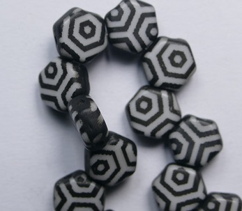 HON-02010-29572WB Black White Laser Web Honeycomb Beads 6 mm color 02010-29572WB