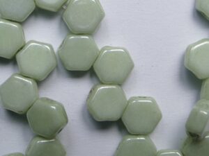 HON-03000-14457 Chalk White Mint Green Luster Honeycomb Beads, 30 stuks