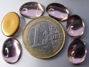 Cab-20020 Light Amethyst Oval Goldfoiled 14 x 10 mm. 6 stuks