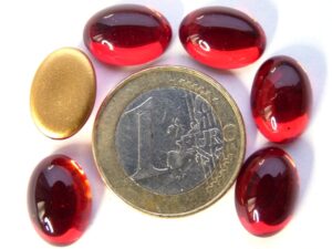 Cab-90080 Siam Ruby Oval Goldfoiled 14 x 10 mm. 6 stuks - Afbeelding 1