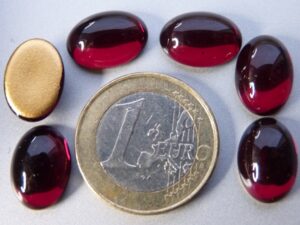 Cab-90110 Garnet Oval Goldfoiled 14 x 10 mm. 6 stuks - Afbeelding 1