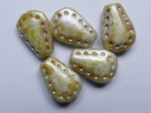 0040272 White Alabaster Caraway Lacy Tear Beads 17x12 mm 6 stuks - Afbeelding 1