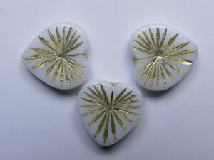 0140307 White Alabaster Gold Striped Kiwi Heart Beads 3 stuks