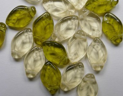 0100635 Champagne en Olive Czech Glass Small Leaves 12x7 mm